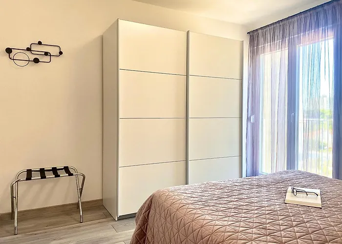 Ema 아파트 풀라